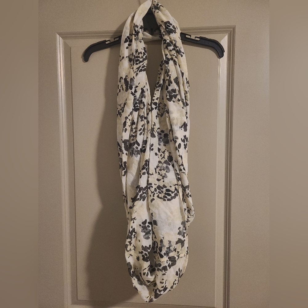 NWOT New York and Company Infinity Scarf